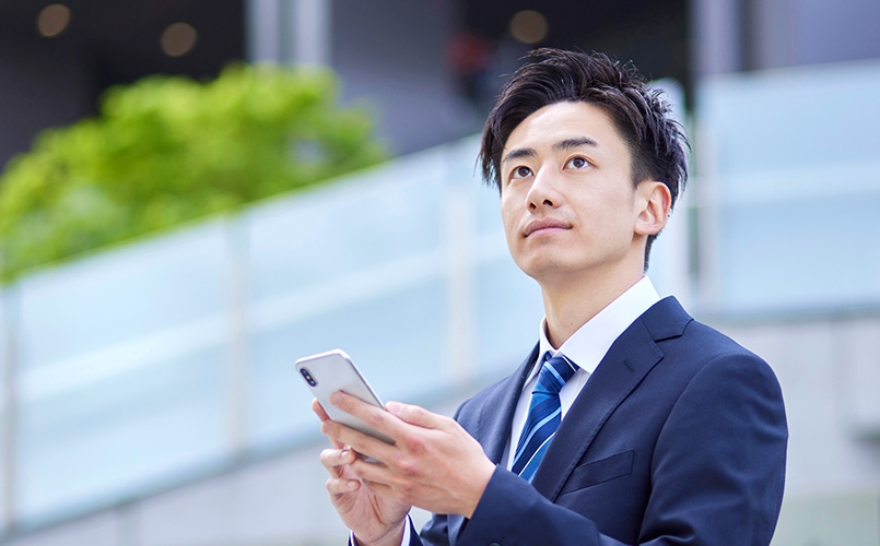 電話する男性社員